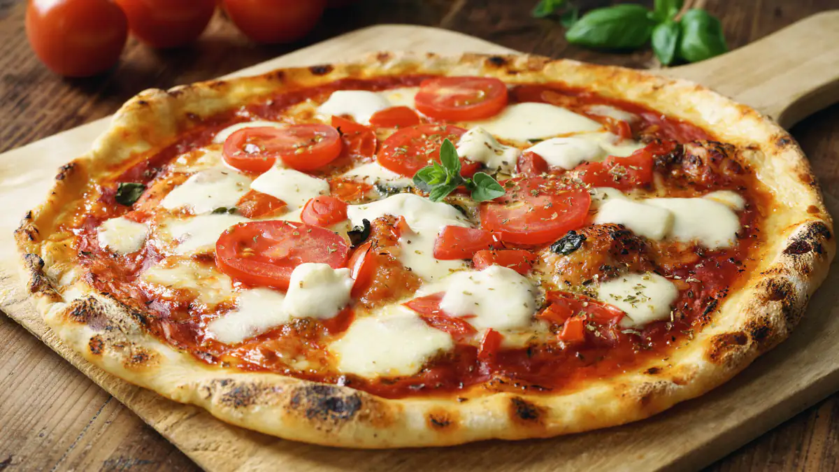 Pizzabäcker verraten, an welchen zwei Dingen man eine schlechte Pizza erkennt