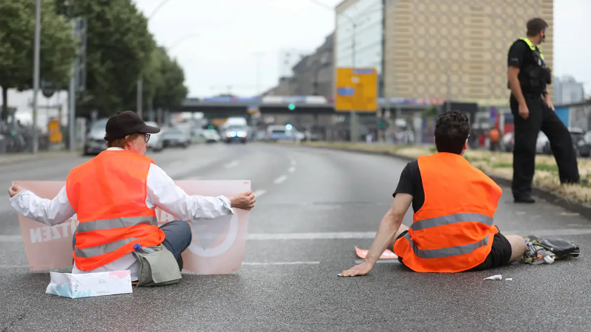 Herber Schlag für Klimaaktivisten: Erste Großstadt erlässt Klebeverbot