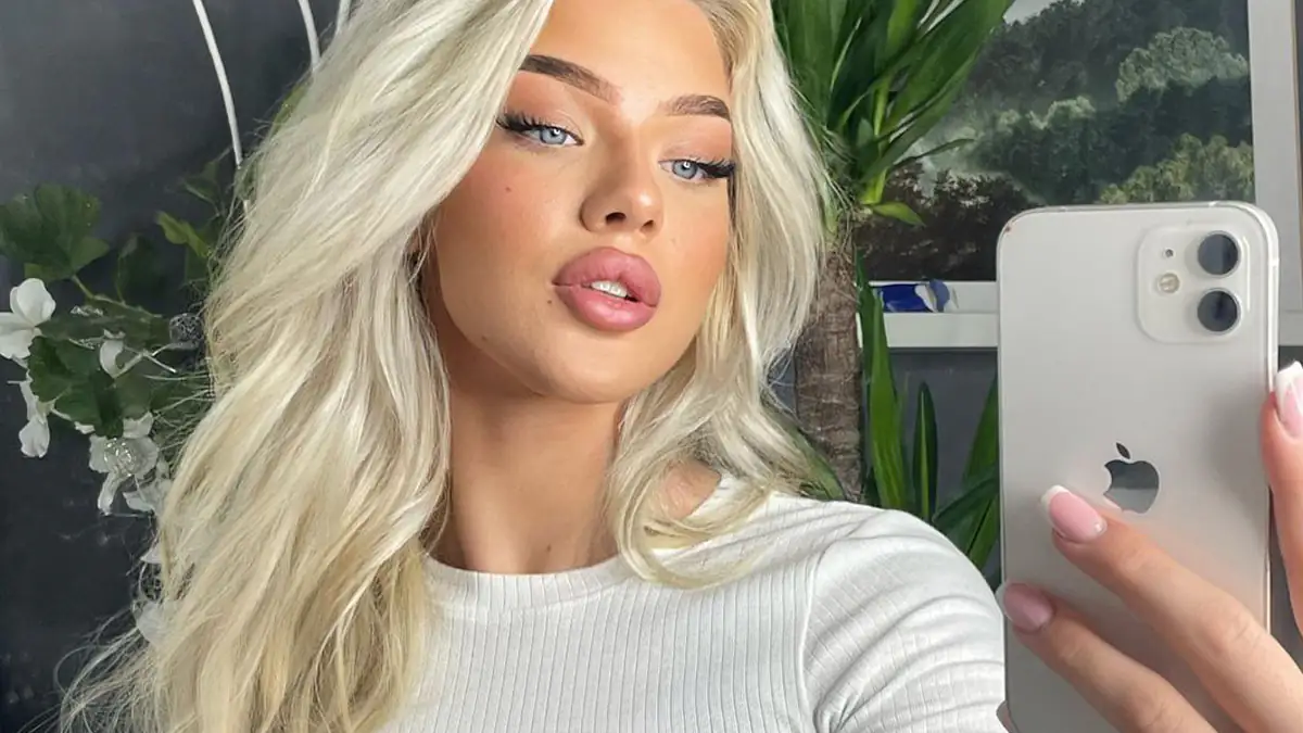 Heißeste Aldi-Kassiererin schockt Fans mit neuem Look