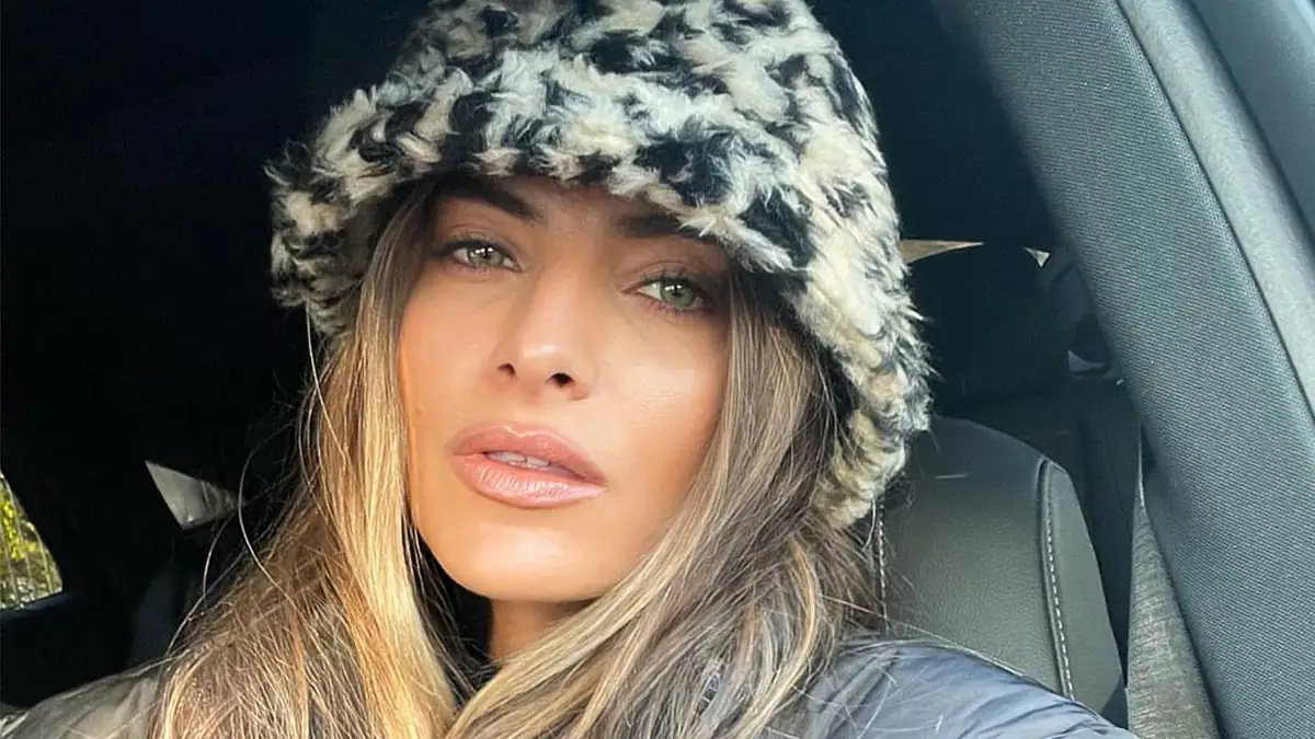 "Granate": Sophia Thomalla zeigt sich im heißen Cut-Out-Kleid