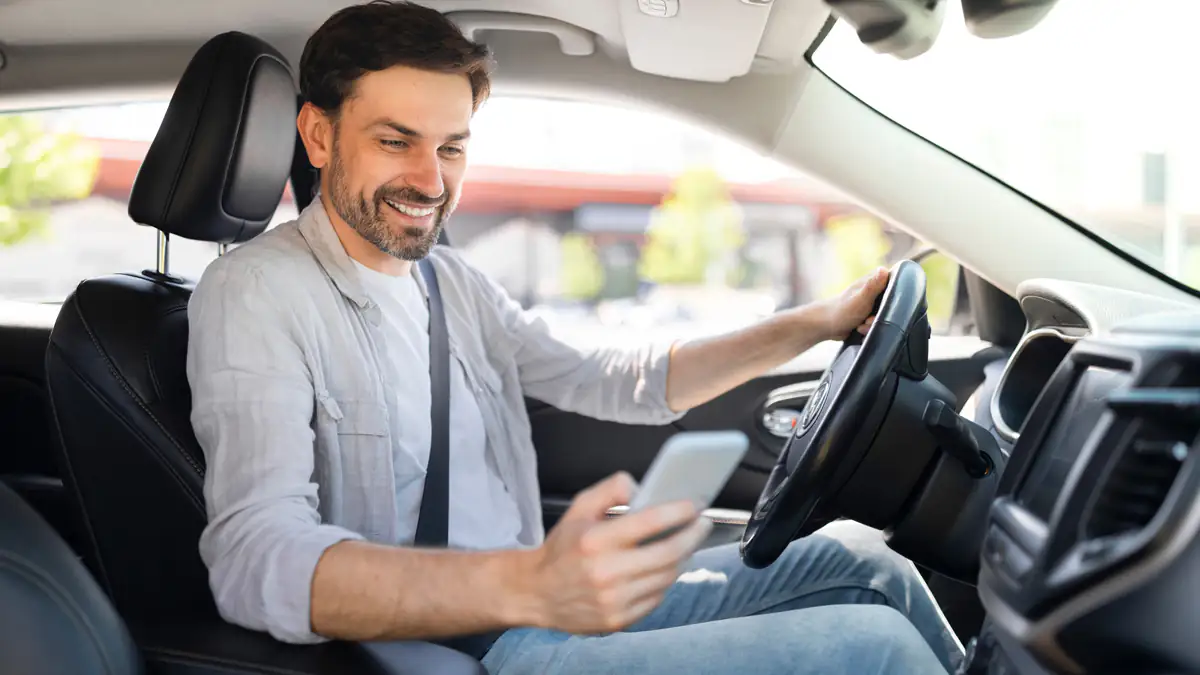 Hohes Bußgeld droht: Urlauber sollten wichtige Auto-Regel kennen