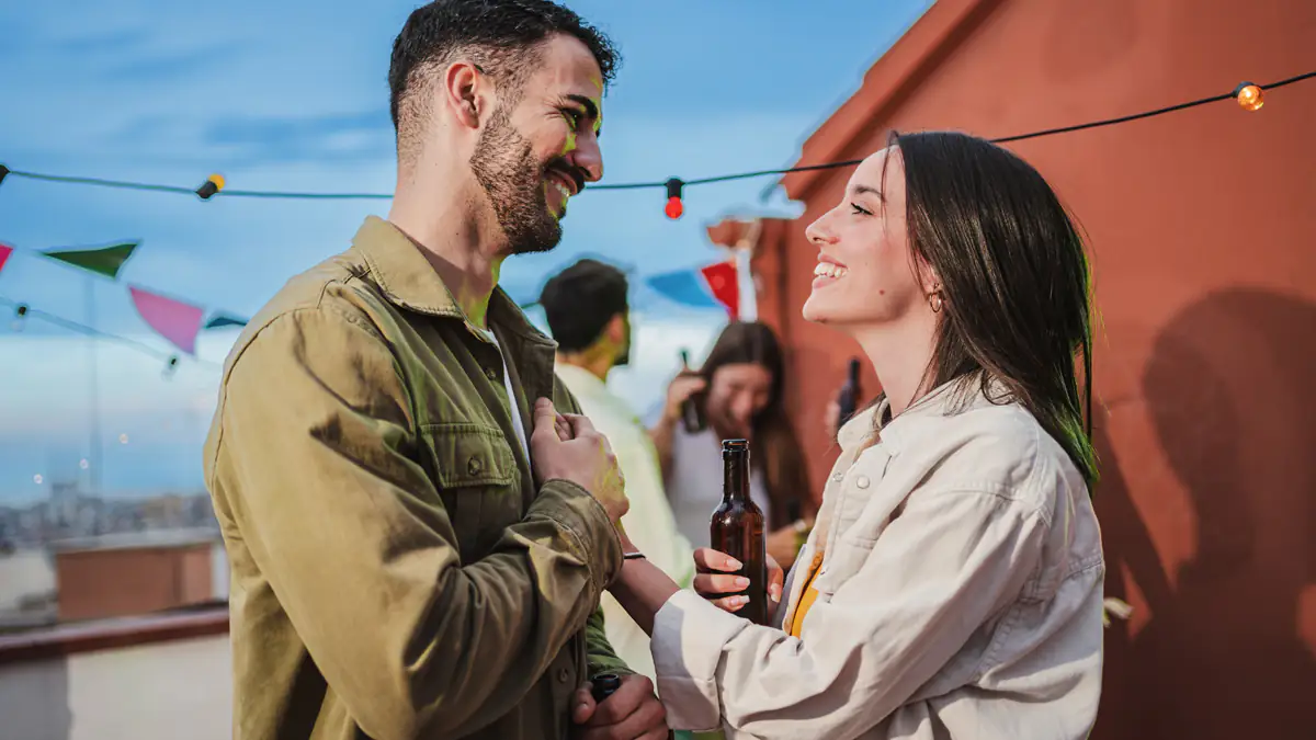 Dating: Triangle Method lässt dich beim Flirten "unwiderstehlich" wirken