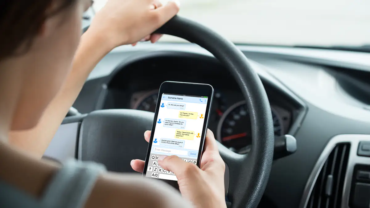 Am Steuer: Mercedes-Fahrer dürfen mit dem Smartphone spielen