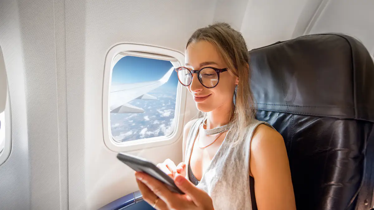 „Raw Dogging“ im Flugzeug: Neuer Reisetrend erobert TikTok