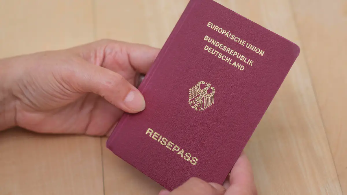 Auch Deutsche betroffen: Beliebtes Urlaubsland legt neue Einreisebestimmungen fest