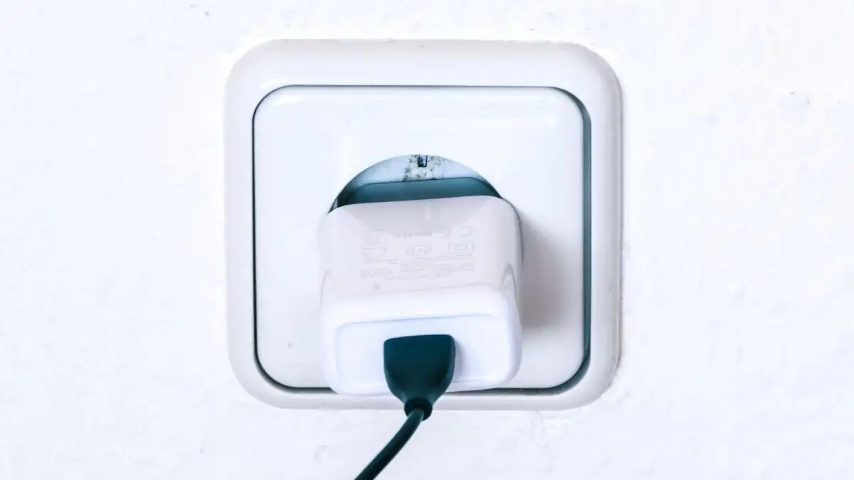 Warum du dein Ladekabel niemals in der Steckdose lassen solltest