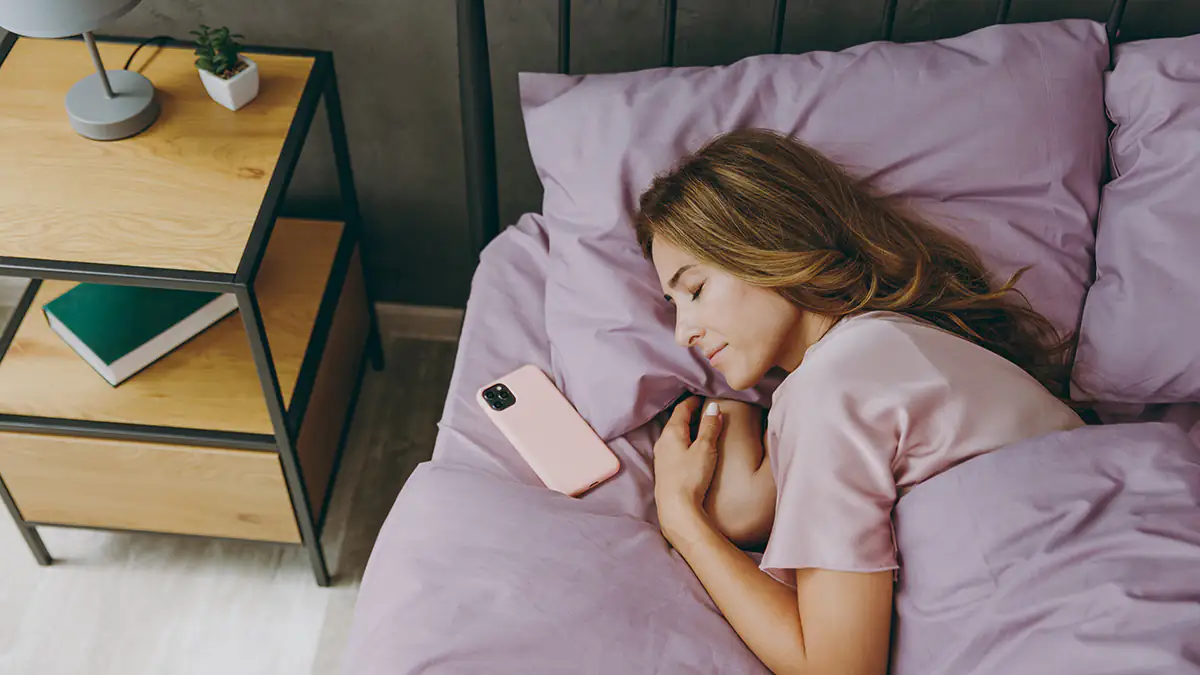 Achtung: Darum sollte das Smartphone nie am Bett geladen werden