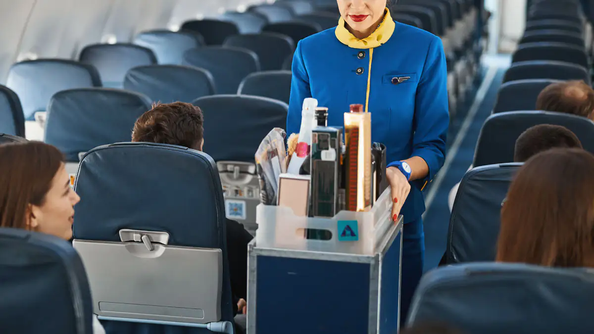 Flugbegleiterin enthüllt: Darum solltest du diese Getränke an Bord niemals trinken