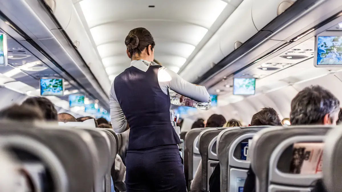 Experten warnen vor "gefährlichem" TikTok-Trend: Reisende schnallen im Flugzeug ihre Beine fest