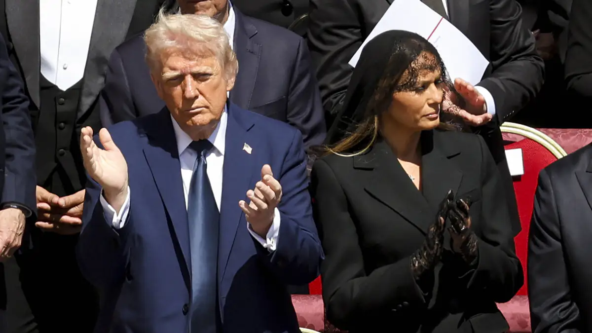 Lippenleser sicher: Das flüsterte Melania bei der Papst-Beerdigung Donald Trump ins Ohr