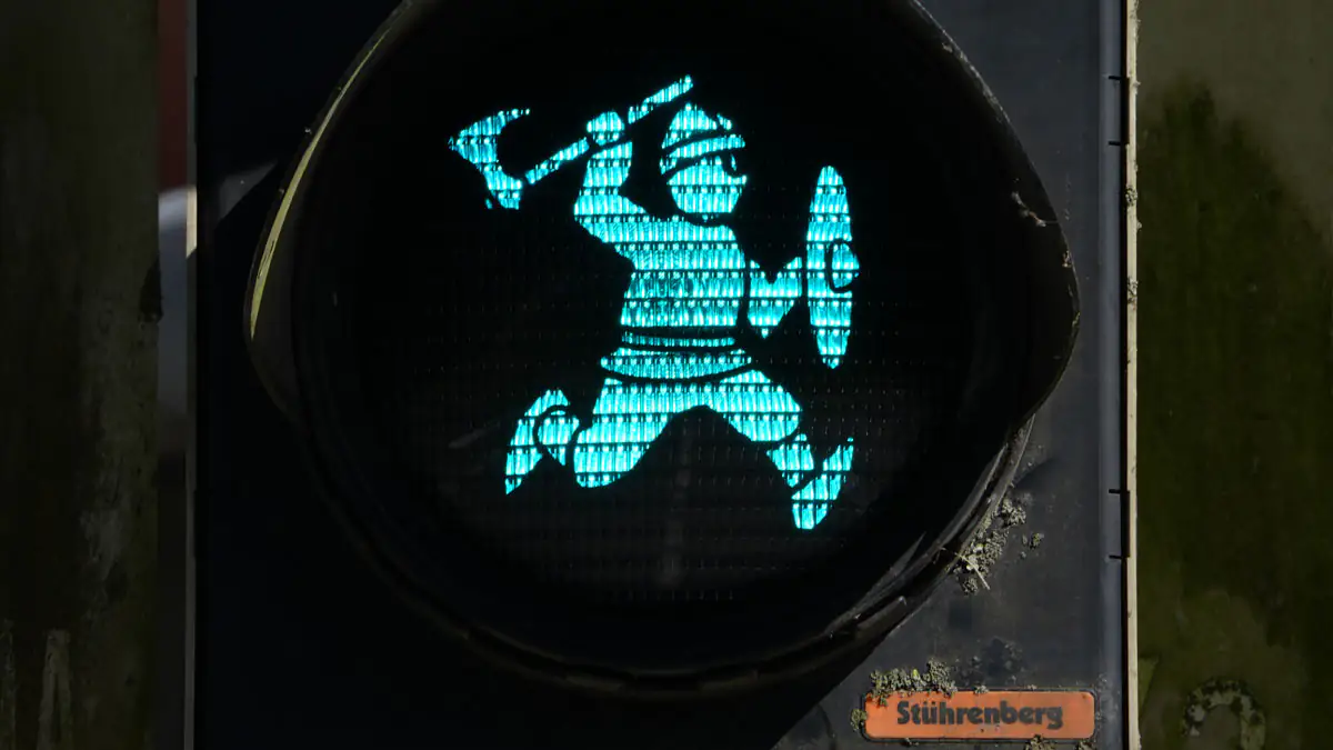 Fußgänger sind verwirrt: Erste deutsche Stadt führt Wikinger-Ampeln ein