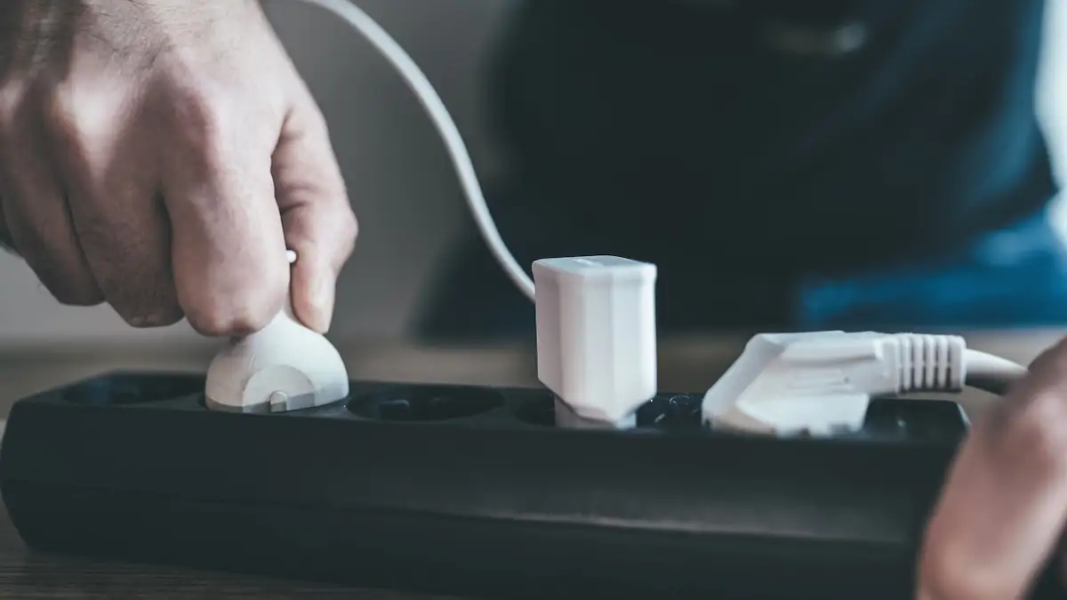 Nicht vom Strom trennen: Bei diesen Geräten sollte man auf keinen Fall den Stecker ziehen