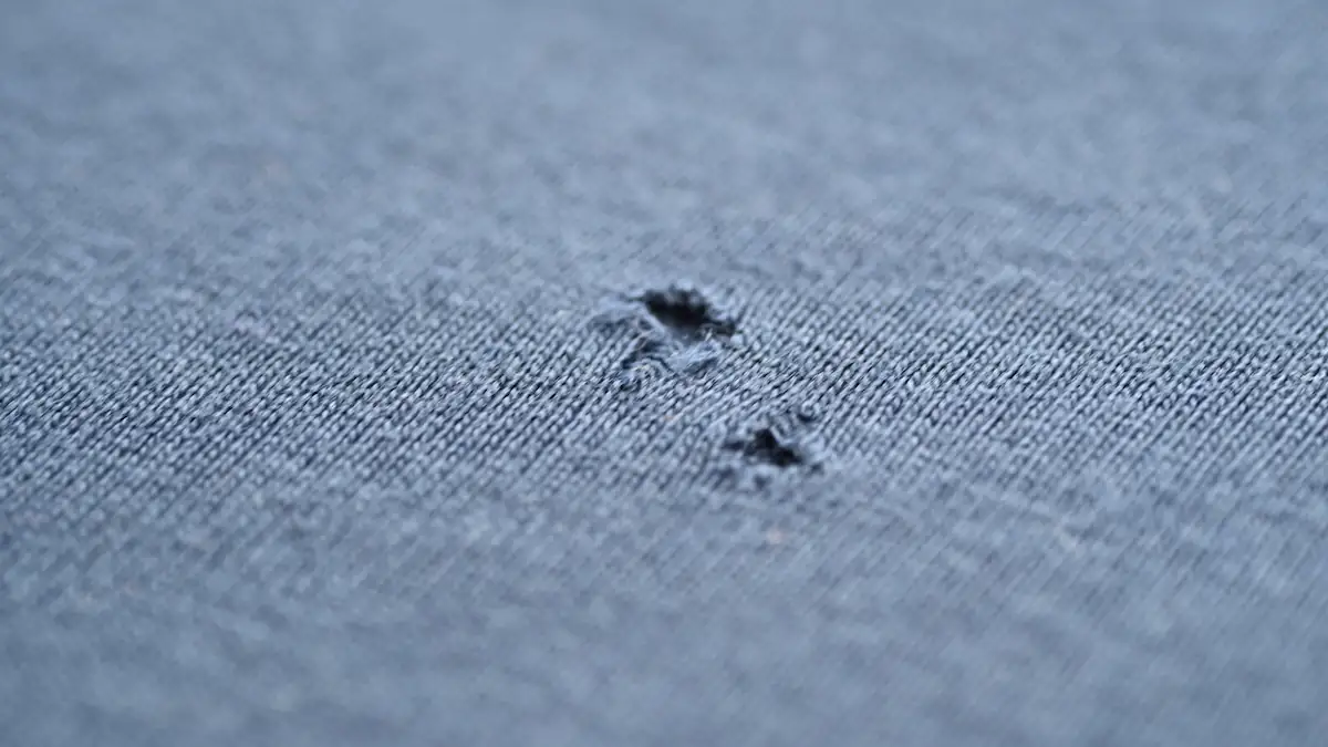 Mysteriöse kleine Löcher im T-Shirt: Woher sie wirklich kommen