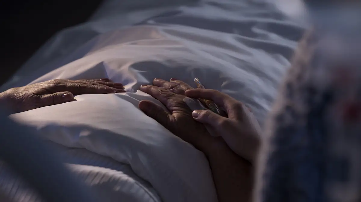Sterbebegleiterin verrät: Diese Bewegung weist auf nahen Tod hin