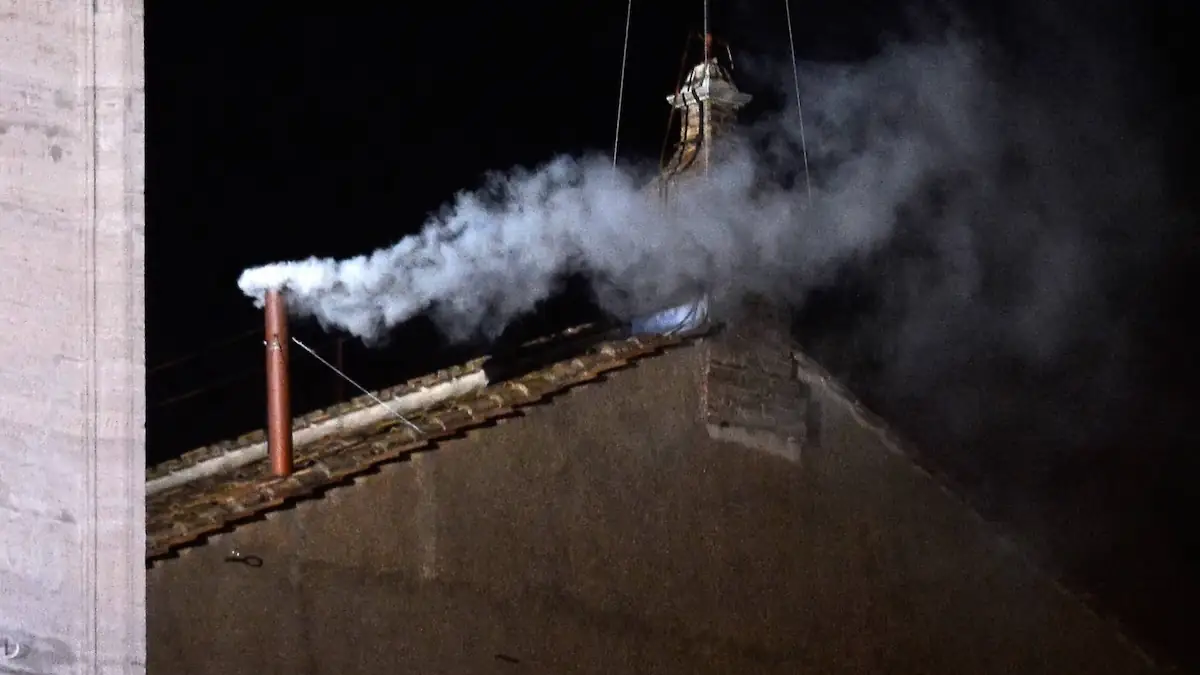 Wichtig für die Papstwahl: Wie entsteht eigentlich der weiße und schwarze Rauch?