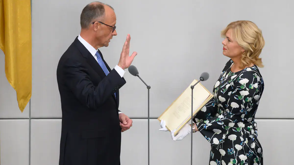 Friedrich Merz zum neuen Bundeskanzler gewählt: Deshalb trug Julia Klöckner weiße Handschuhe