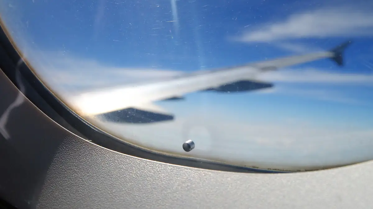 Kleines Loch am Flugzeugfenster: Darum ist es so wichtig
