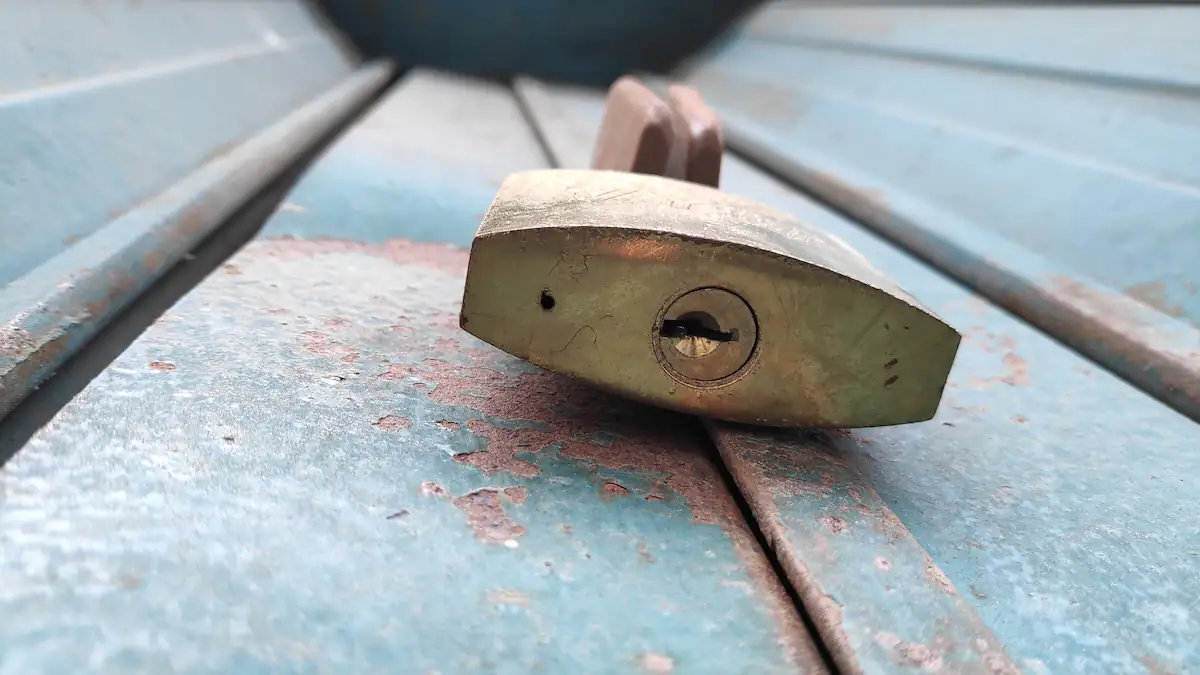 Kleines Loch im Vorhängeschloss? Dafür ist es gedacht