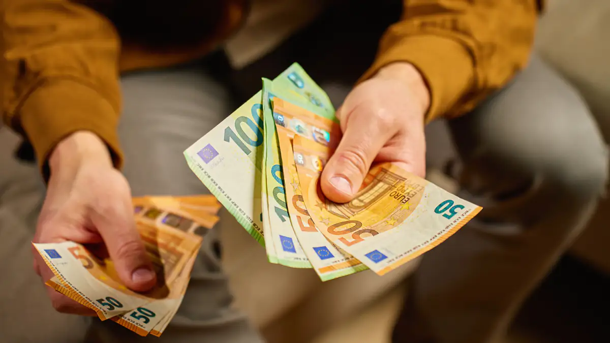 Umfrage enthüllt: So viele Deutsche haben über 10.000 Euro auf ihrem Girokonto