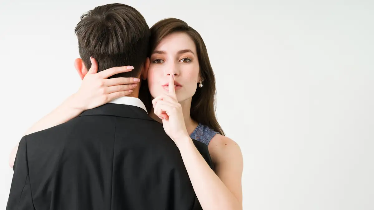 Affäre in der Beziehung: An diesem Wochentag gehen die meisten laut Umfrage fremd