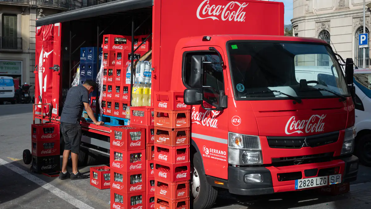 So viel Geld verdient man bei Coca-Cola: Mitarbeiter enthüllen ihr Gehalt - "Bin sehr zufrieden"