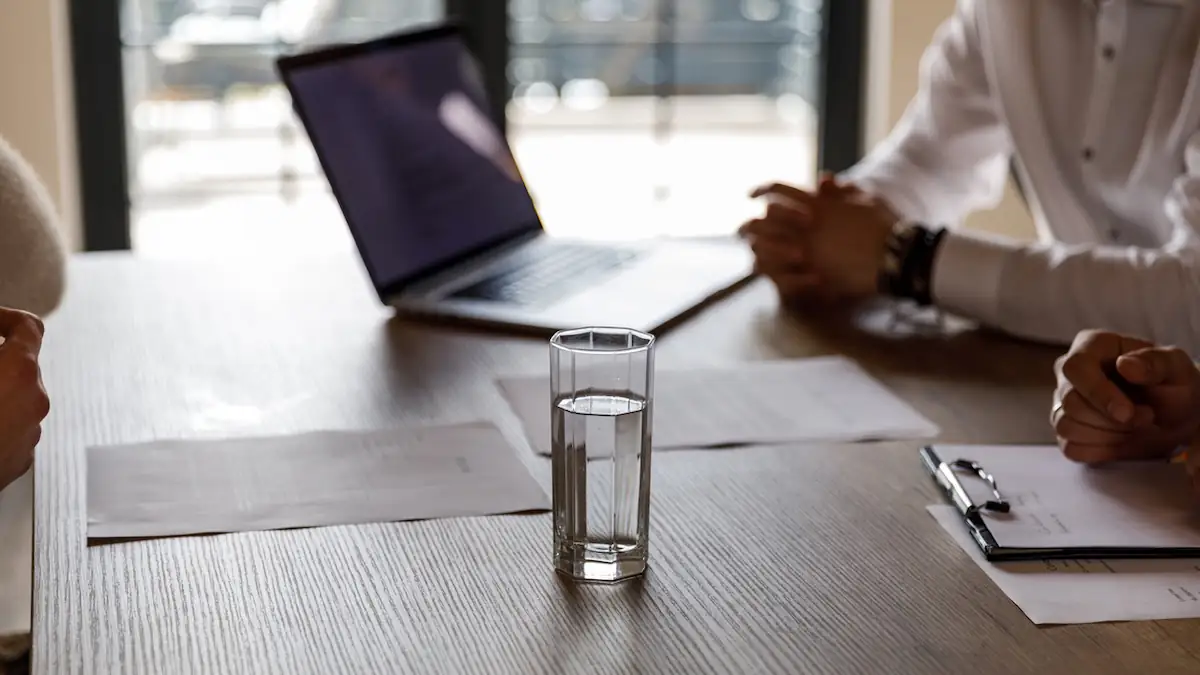 Umstrittener Wassertest im Bewerbungsgespräch: Das steckt dahinter