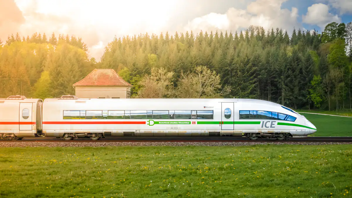 Kurioser Grund: Bahn wirft alle Passagiere aus ICE und stoppt Fahrt – „Ich war fassungslos“