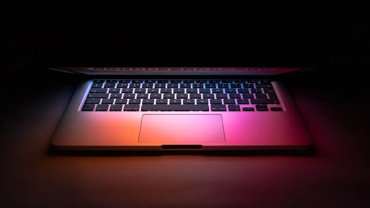 Laptop herunterfahren oder zuklappen: Was ist besser?