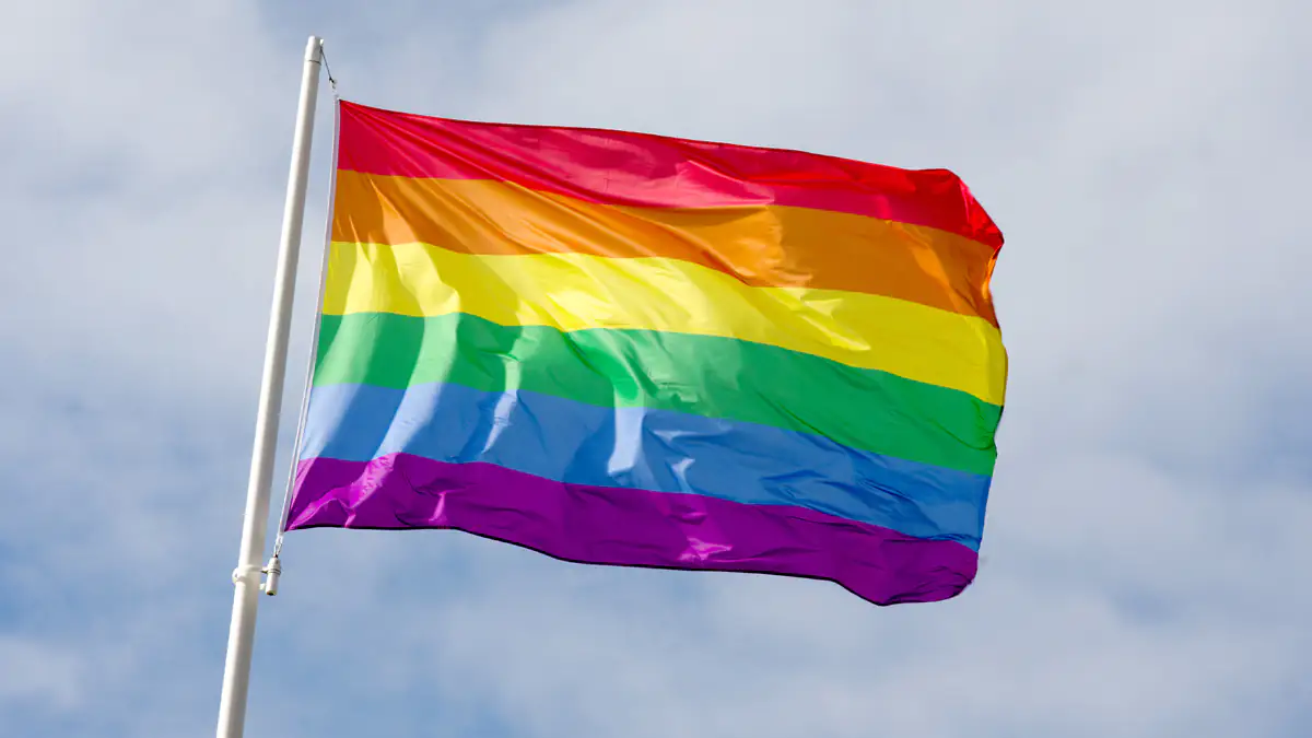 Berliner Schule hängt Regenbogenflagge auf: Empörte Eltern zogen vor Gericht