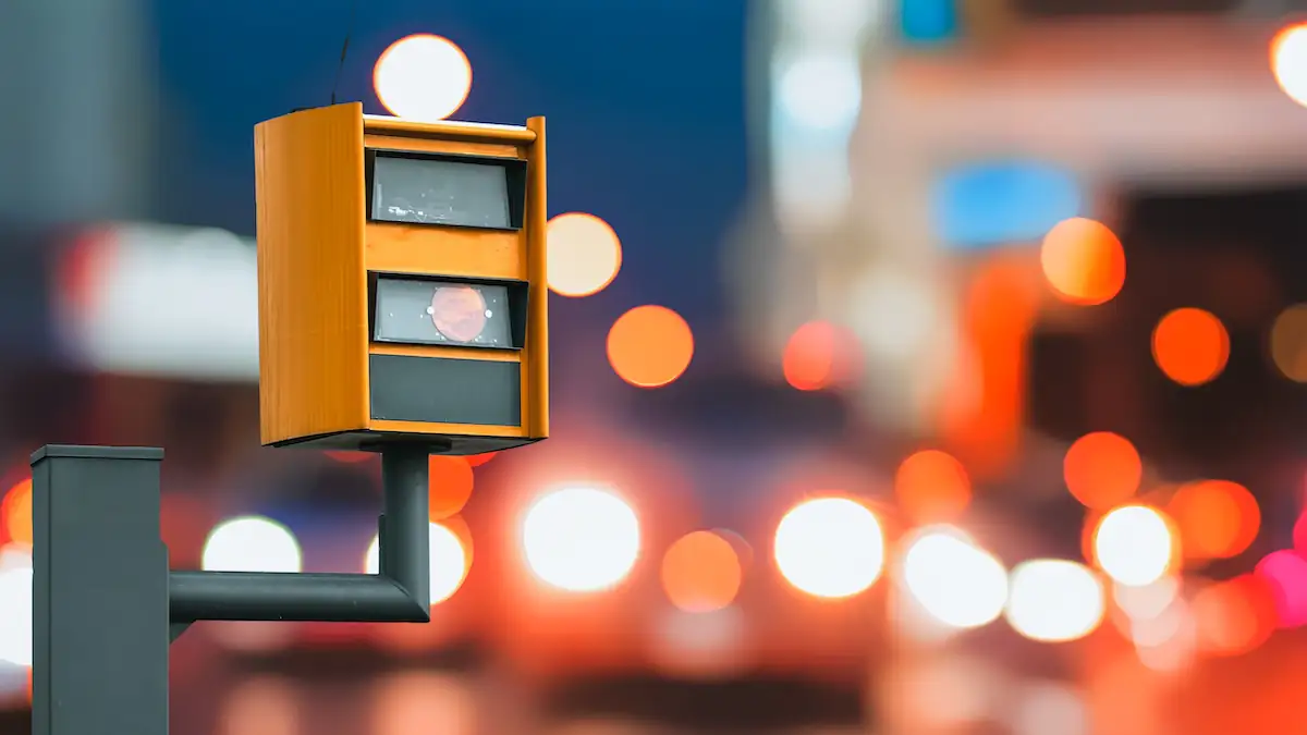 Super-Blitzer oder Dummheit? Mann wird geblitzt und muss 28.000 Euro zahlen