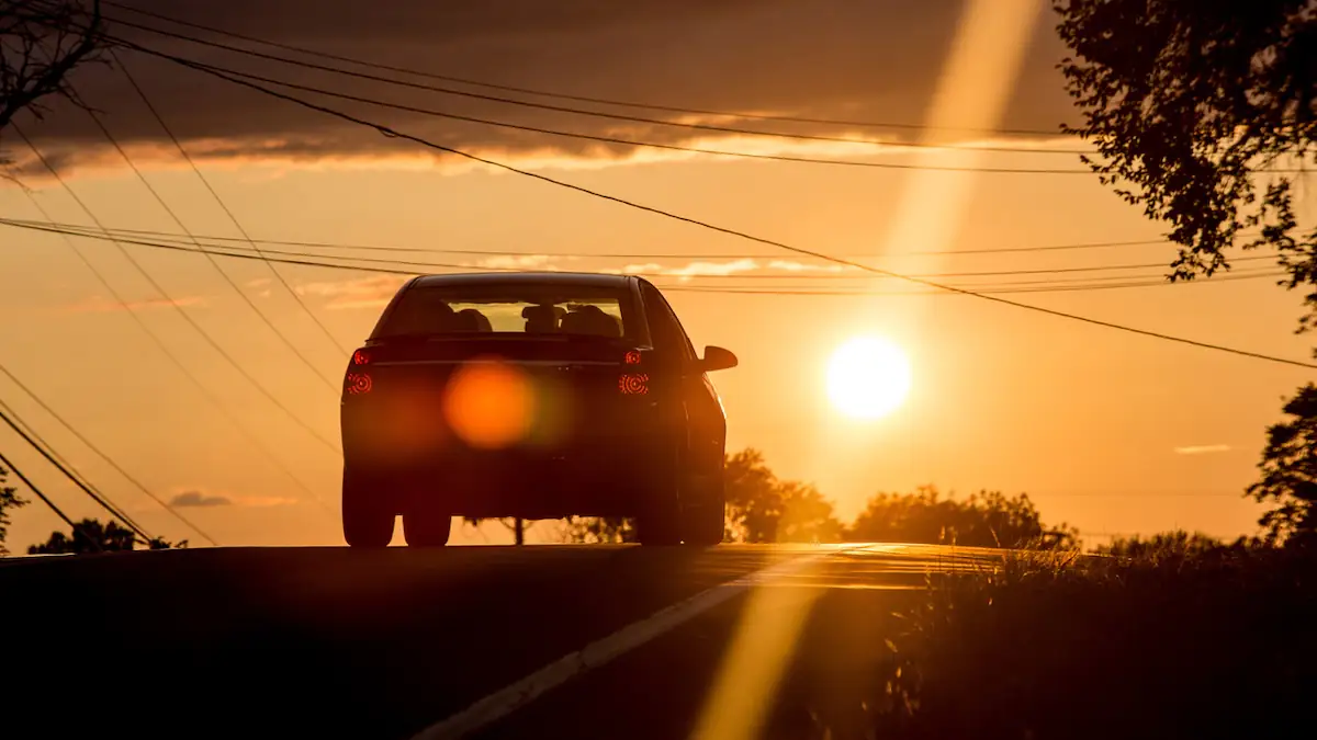 Vor allem bei Sommerhitze: Was man unbedingt im Auto haben sollte