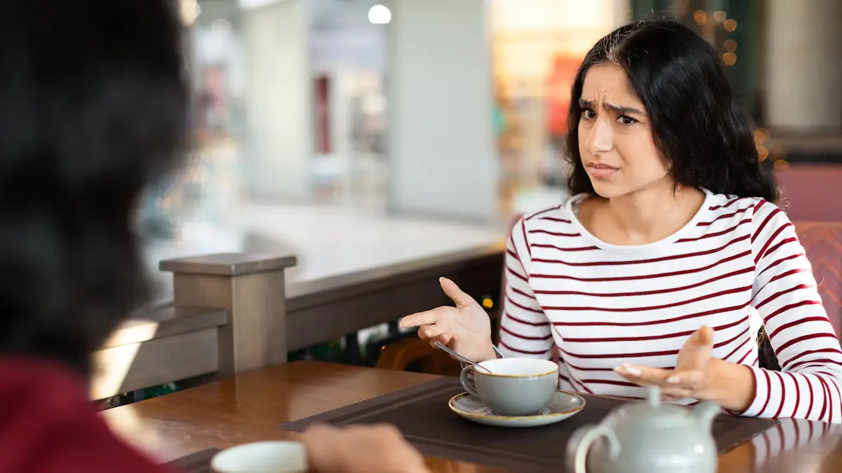 Viele tun es unbewusst: Diese Gewohnheiten lassen einen unsympathisch wirken