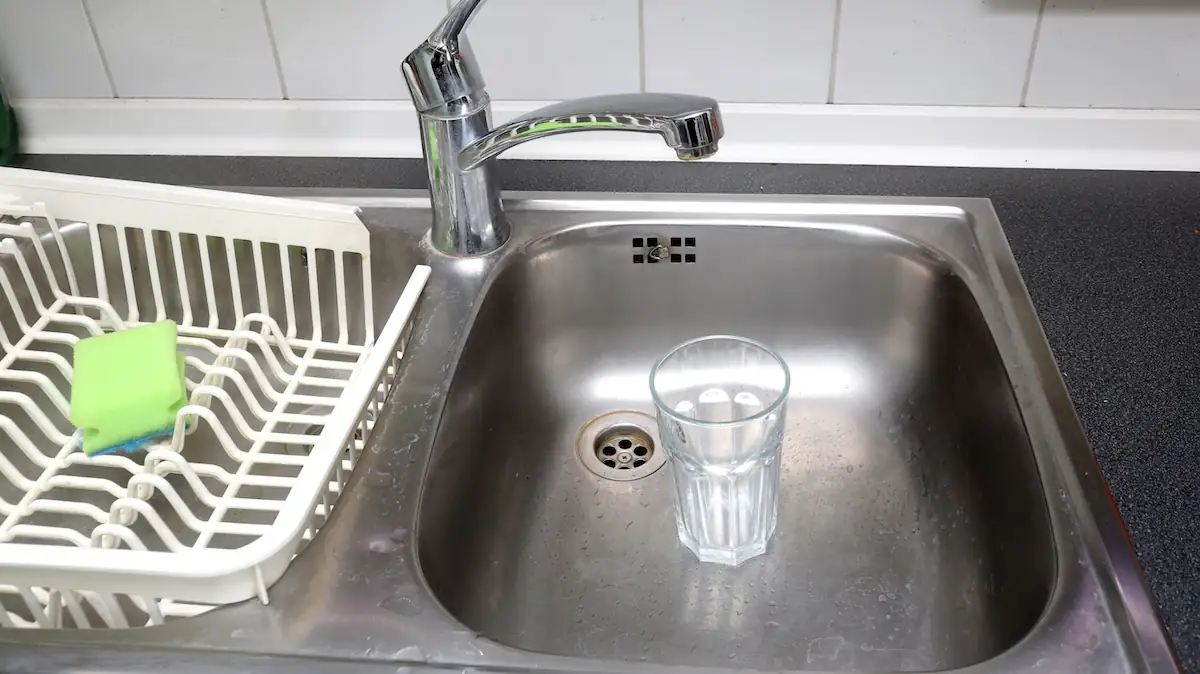 Trick für den Urlaub: Warum man vor der Abreise ein Glas auf die Spüle stellen sollte