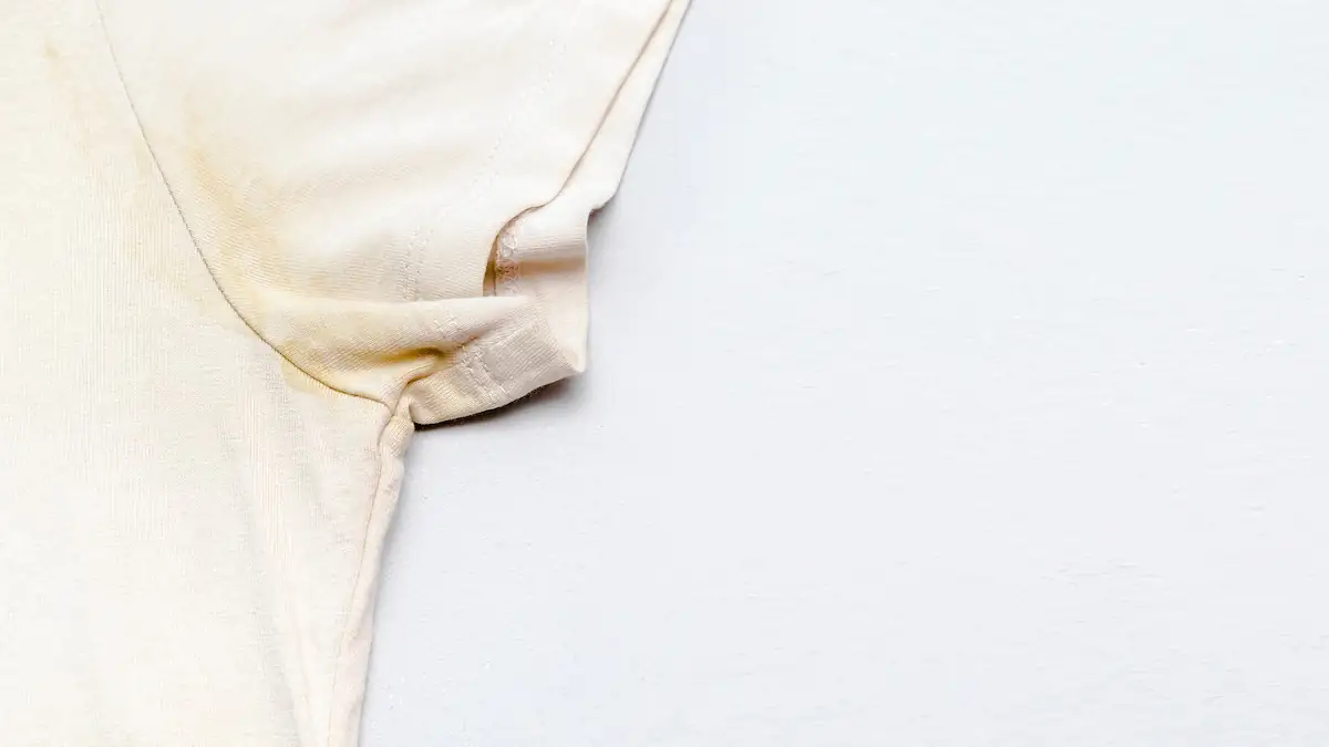 4 Tipps, um Schweißflecken ohne Chemie zu entfernen