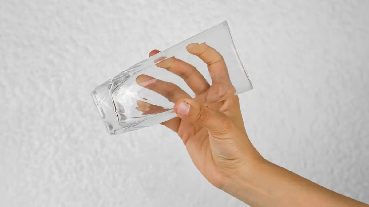 Trick für den Urlaub: Warum man vor der Abreise ein Glas auf die Spüle stellen sollte