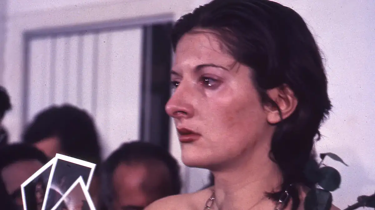 „Rhythm 0“: Das geschah mit der Künstlerin, die „bereit war, zu sterben“