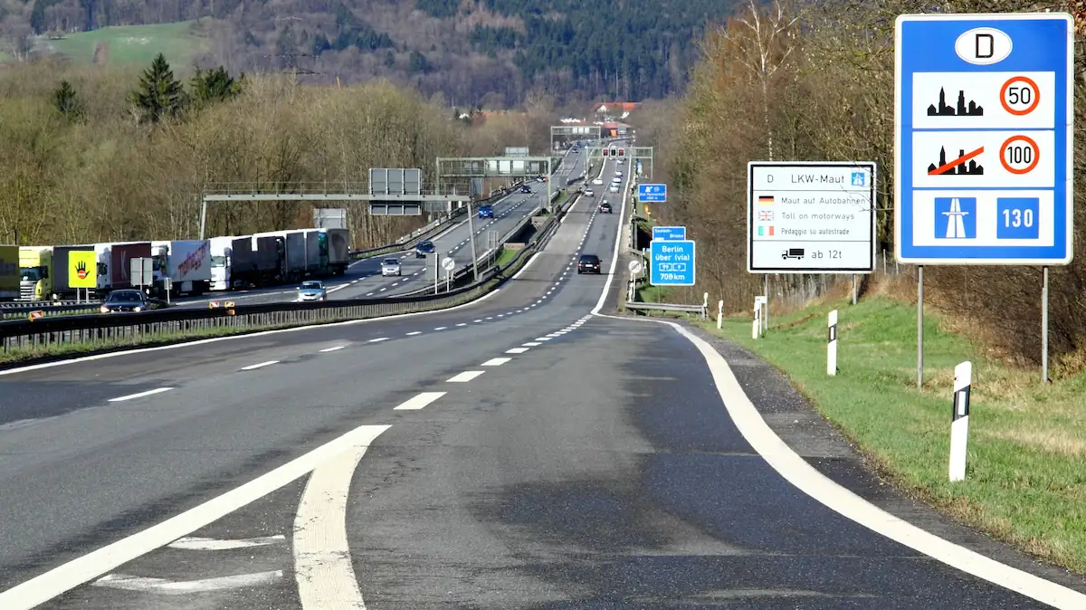 Beschleunigungsstreifen auf der Autobahn: Am Ende weiterfahren oder stehen bleiben?