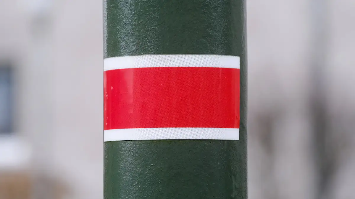 Autofahrer sollten ihn unbedingt kennen: Das bedeutet der rot-weiße Laternenring