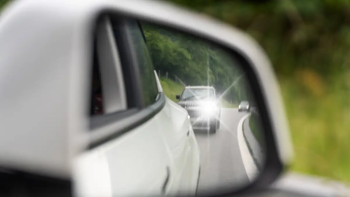 Autofahrer müssen aufpassen: In manchen Fällen ist Lichthupe sogar strafbar