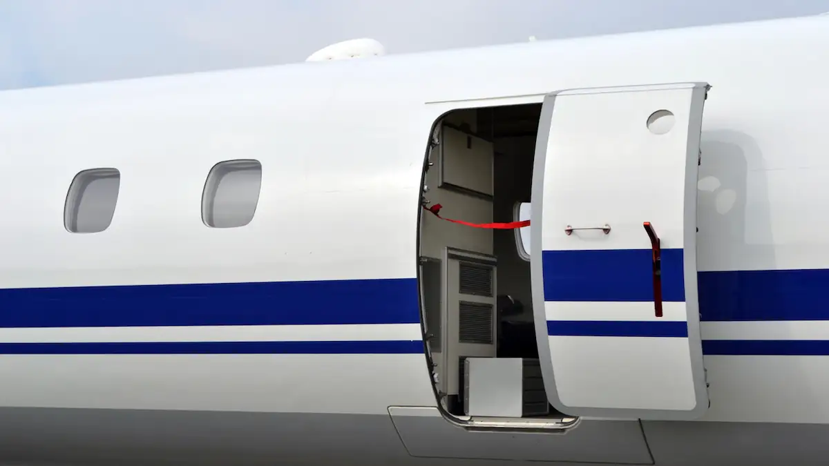 Das passiert, wenn man die Flugzeugtür während des Flugs öffnet