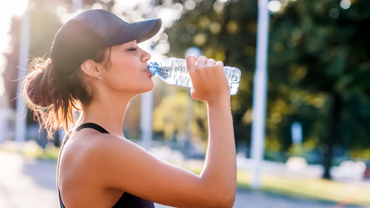 Wie lange ist Wasser in einer angebrochenen Flasche noch haltbar?