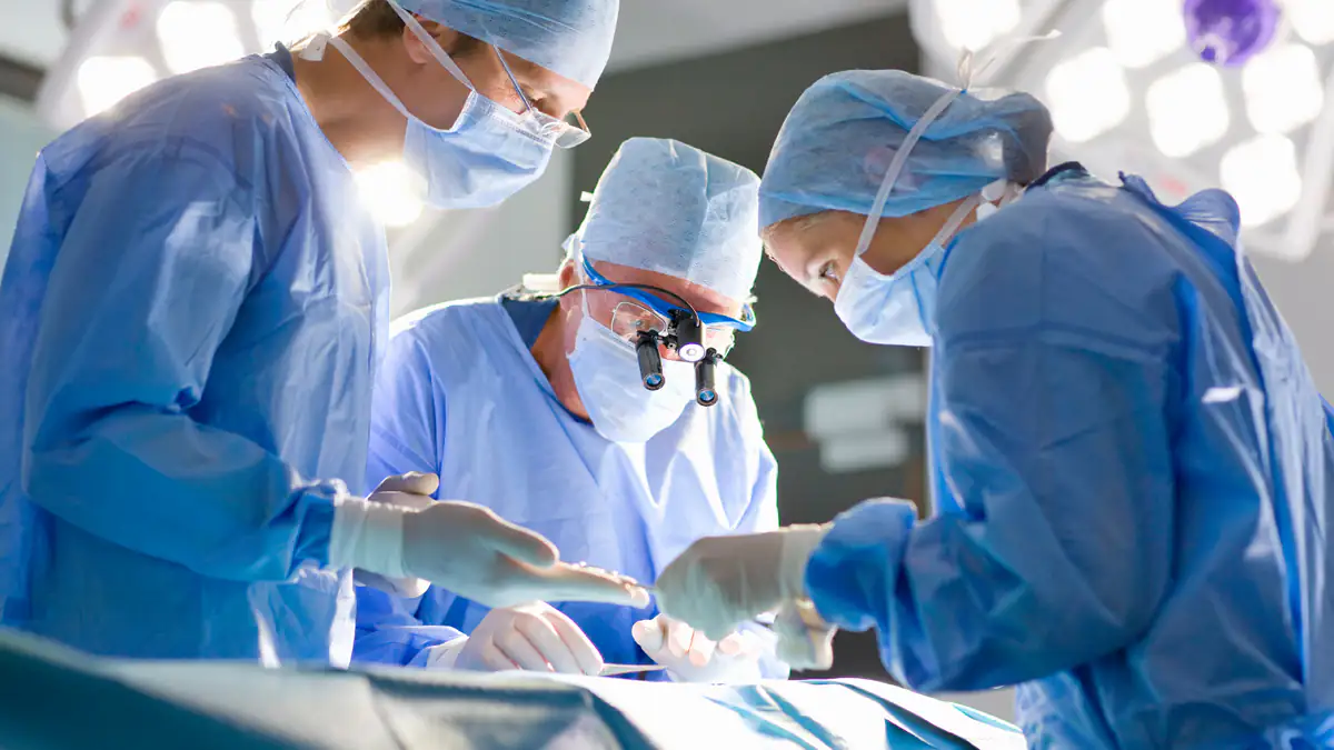 Schwere Vorwürfe gegen Ärztin: 12-jährige Tochter soll Loch in Schädel ihres Patienten gebohrt haben