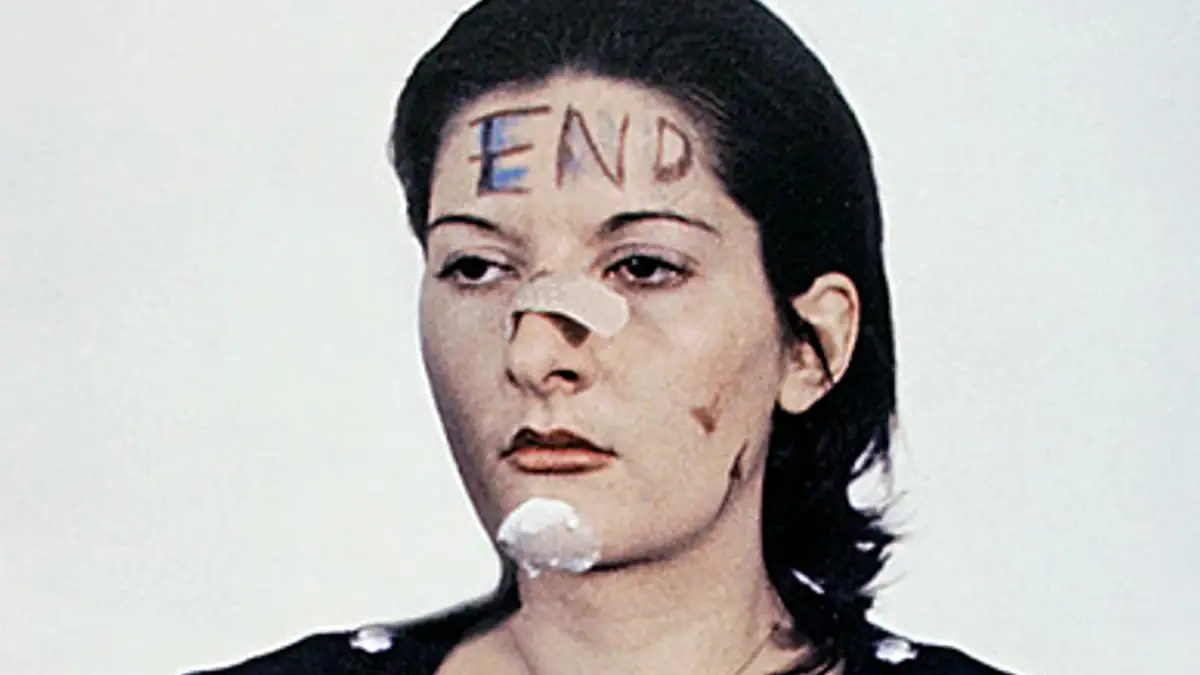 „Rhythm 0“: Künstlerin erklärt, warum sie sich 6 Stunden lang von Fremden alles antun ließ