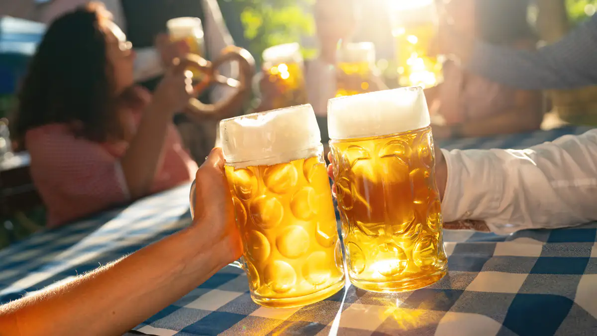 Preisschock auf der Wiesn: So teuer sind Bier und Essen beim Oktoberfest 2025