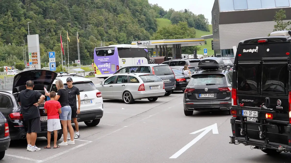 Polizei warnt: Betrüger erbeuten 1000 Euro mit alter Masche an Autobahn-Rastplatz