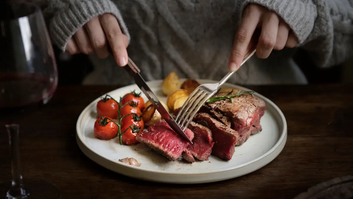 Experten verraten: Darum können wir manches Fleisch roh essen und anderes auf keinen Fall