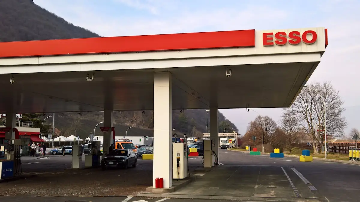 Totaler Motorschaden: Tourist wird an Tankstelle abgezockt – „Eine absolute Frechheit“