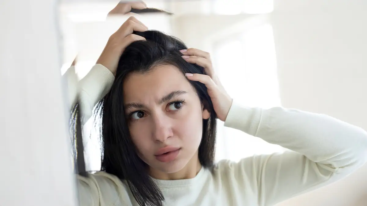 Fettige Haare: Hausmittel können Trockenshampoo ersetzen