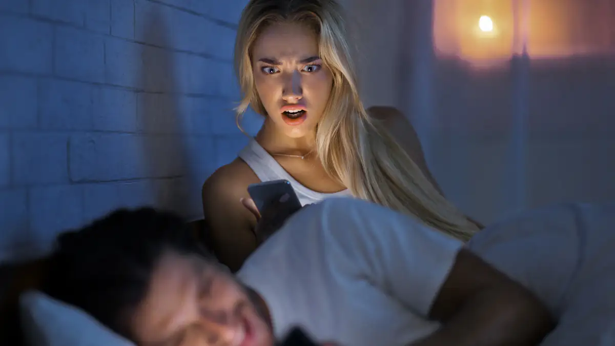 "Geheimcodes" auf dem Smartphone: Privatdetektiv enthüllt, wie man Fremdgänger entlarven kann