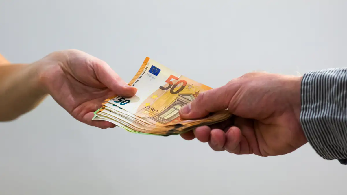 Strafen drohen: Wann Bargeld verschenken teuer werden kann